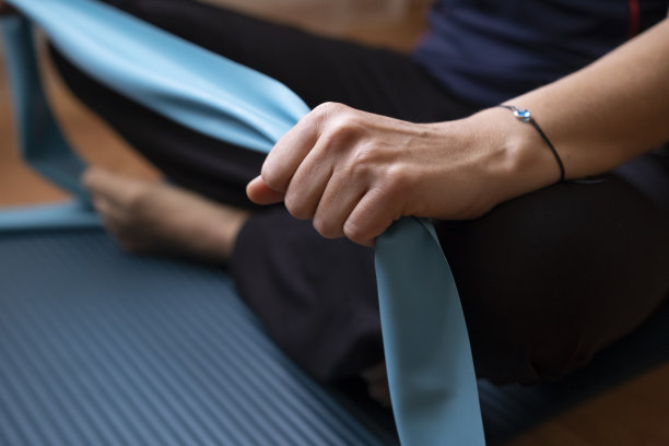 年轻女子做普拉提运动很累。图片下载