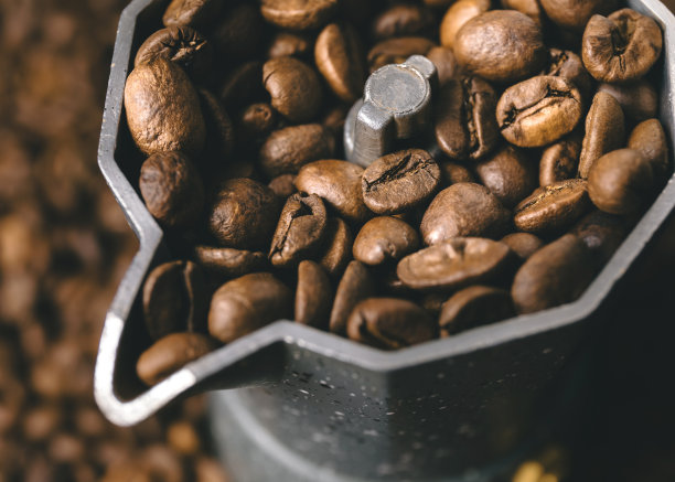 顶视图满是咖啡豆的摩卡壶。图片下载