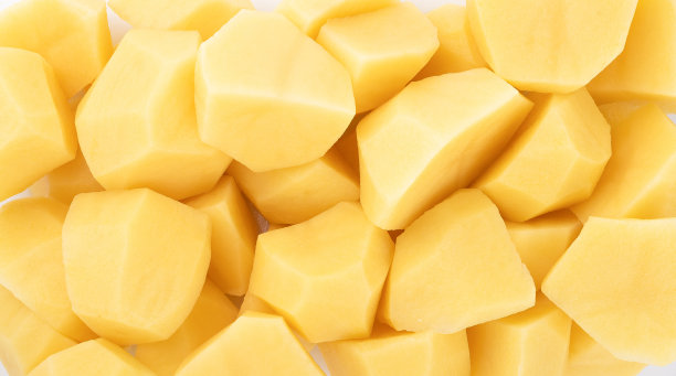 全框削皮切好的土豆。图片下载