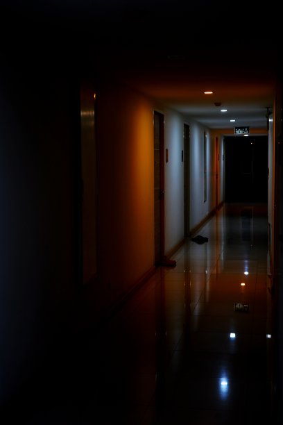 晚上公寓的黑暗走廊图片下载
