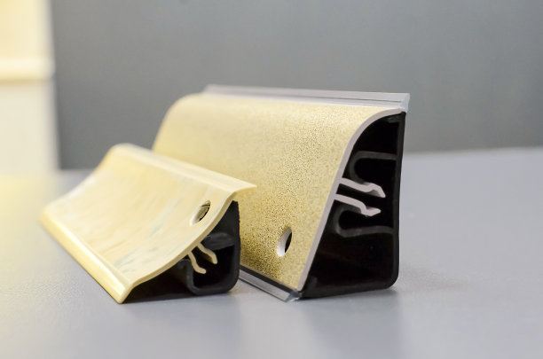 塑料底座到厨房，用于不同大小和形状的台面。特写,有选择性的重点。图片下载