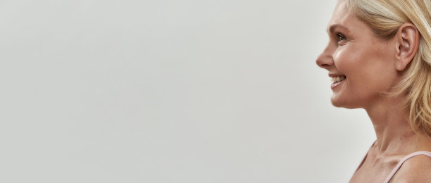 快乐的金发中年白人妇女图片下载