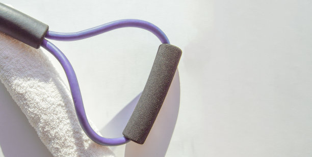 回到行动运动工具包-扩展器和白色毛巾布毛巾的健身，横幅，拷贝空间图片下载