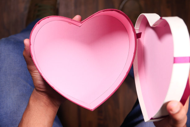 俯视图手握空礼盒图片下载