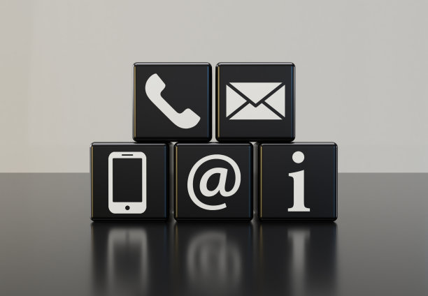 带有接触符号和白色背景的黑色骰子图片下载