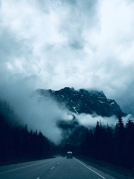 驾车穿越落基山脉图片下载