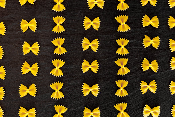 黑色背景上的意大利面和面条图片下载