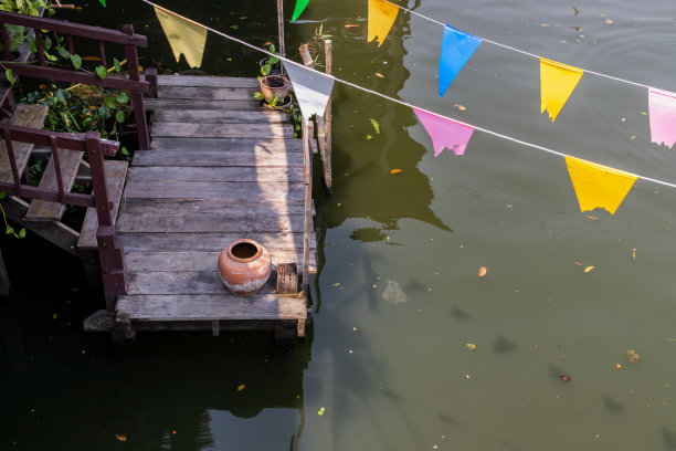 在泰国古式住宅的码头滨水凉亭上，有一个古老的大陶罐或古陶罐用于蓄水。图片下载