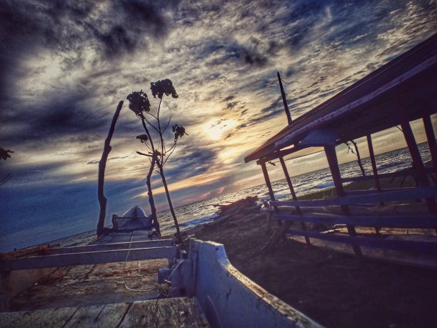 以大海为背景的渔船图片下载