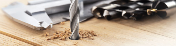 钻头在橡木板上钻孔，用直尺、卡尺、铅笔。图片下载