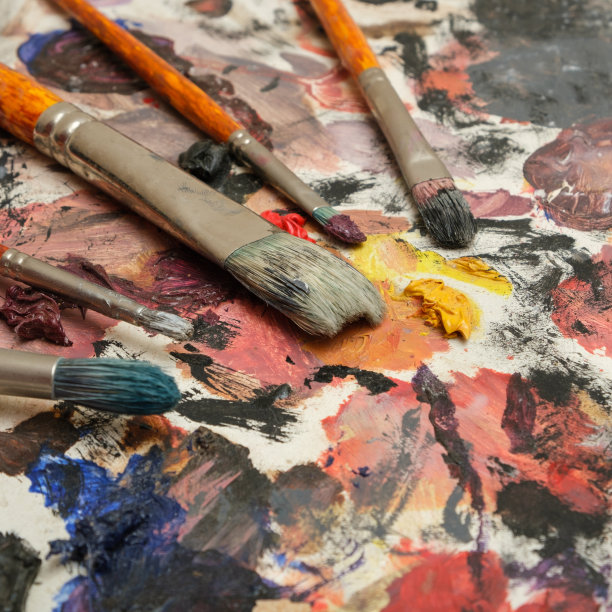 用干颜料在调色板上作画。图片下载