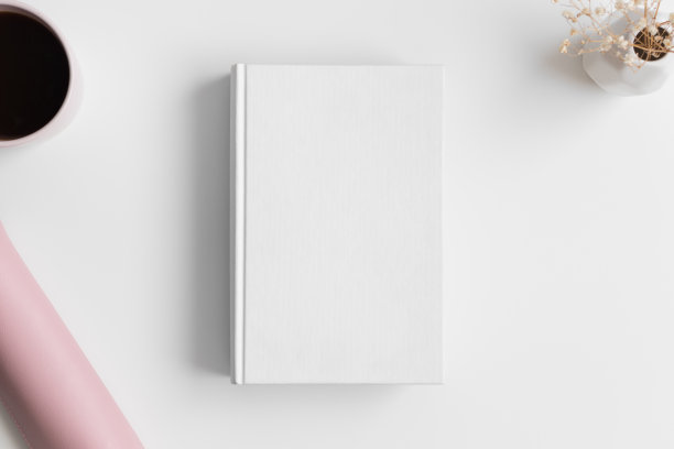 白色的笔记本模型与薰衣草，咖啡和工作配件在白色的桌子上。图片下载