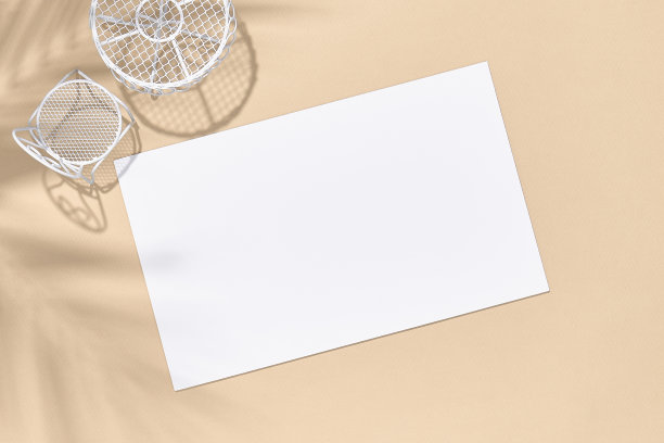 白色的椅子和圆桌上的米色背景俯视图。白纸空白，在阳光下有坚硬的阴影。咖啡厅、餐厅、夏日、餐饮理念图片下载