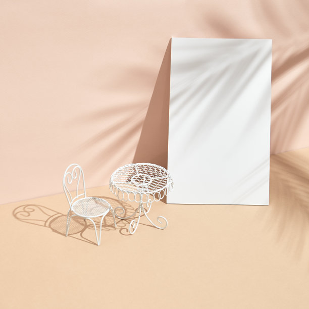 白色金属桌子和椅子上的米色背景。极简的创意布局，阳光和强烈的阴影。棕榈叶的影子和白纸一样空白。咖啡馆，餐厅，社交距离最小的概念图片下载