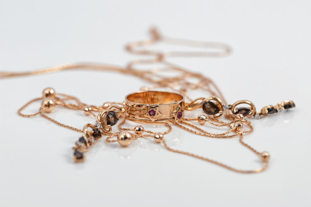 镶有红宝石的星状金戒指和红宝石耳环图片下载