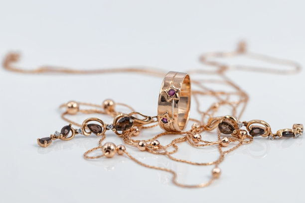 镶有红宝石的星状金戒指和红宝石耳环图片下载