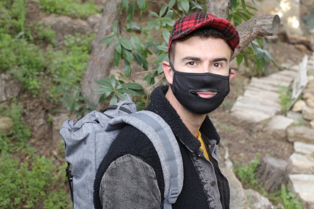 年轻人戴着防护面具，拉链开着图片下载
