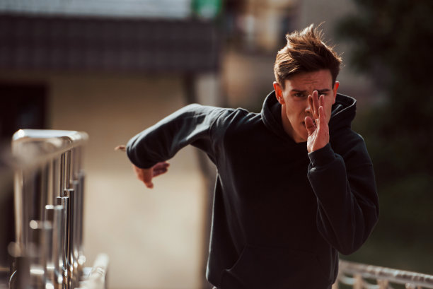 前面的观点，年轻的跑步者在城市的黑色衣服图片下载