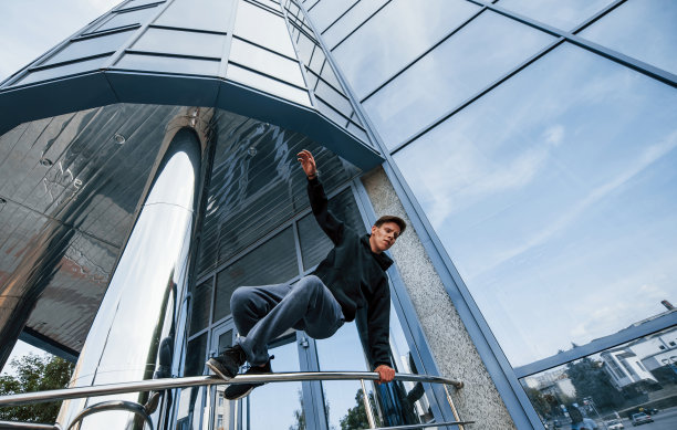 年轻人白天在城市里跑酷。极限运动的概念图片下载