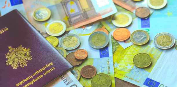 欧元钞票，旅游护照概念。图片下载