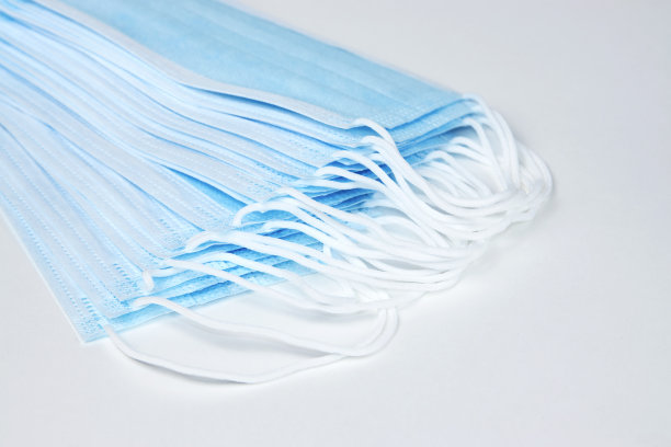 医用口罩，白色背景。冠状病毒预防图片下载