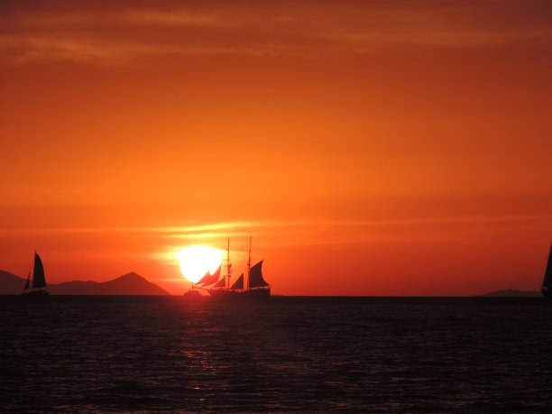 向西航行图片下载