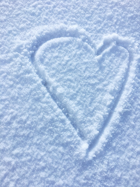 雪上的心形图片下载