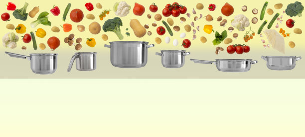 许多色彩鲜艳的蔬菜，鸡蛋，千层面落在一套6锅，平底锅，平底锅和长柄勺，煎锅孤立在柔和的背景。水平的大横幅与大的复制空间在下半部分图片下载