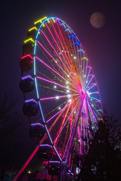 晚上坐摩天轮。图片下载