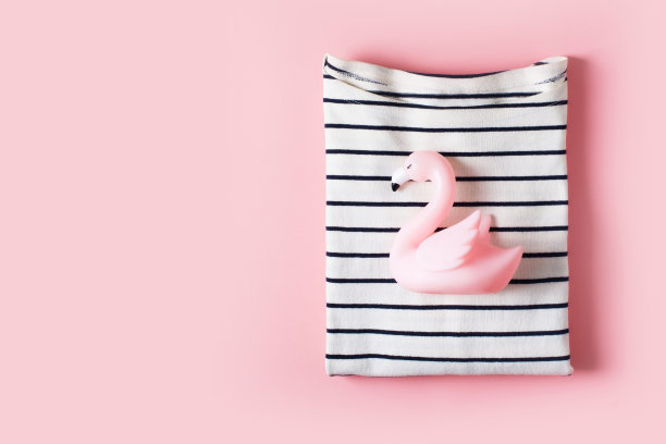 度假时尚平铺条纹t恤和迷你火烈鸟粉背景图片下载