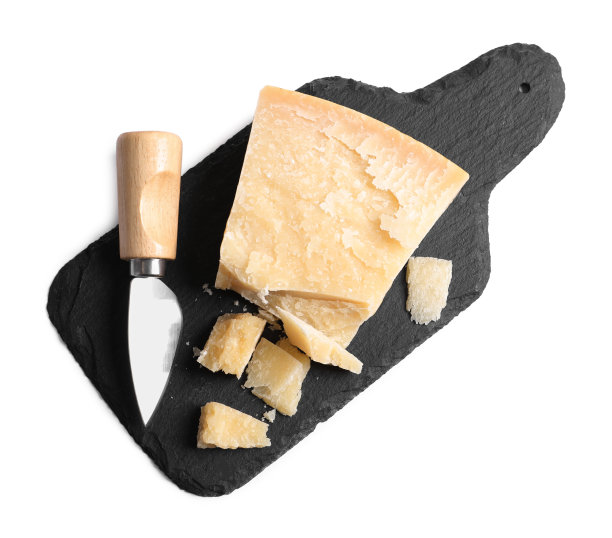 帕尔马干酪，刀和石板盘，白色背景，俯视图图片下载