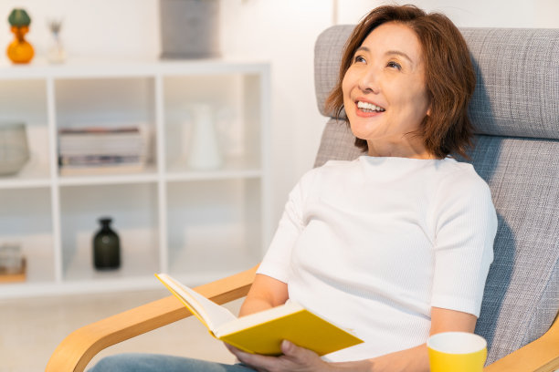 读一本书的老年妇女图片下载