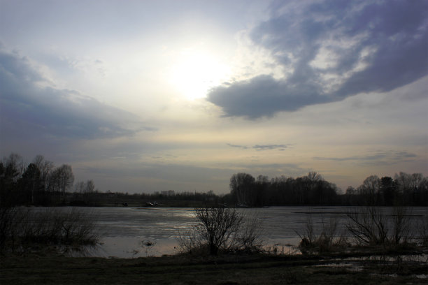 湖上的冰正在融化。冰，水里有很多小冰。春天来了。大自然的觉醒。阴图片下载