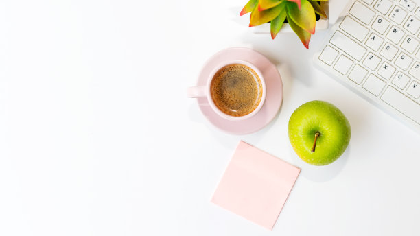 在办公室工作时可以吃健康的零食和午餐。顶视图绿苹果与背咖啡粉杯饮食健康在白色桌子工作。健康的生活方式的概念图片下载