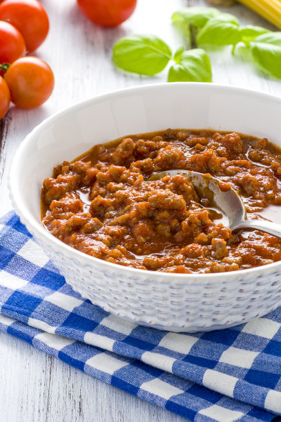 自制肉酱，用于意大利面。传统的配方。意大利菜。图片下载