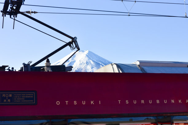 日本富士山旅游著名地标。蓝蓝的山，彩色的天空，乡村的背景图片下载