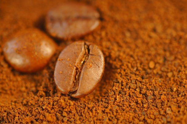 烘培咖啡豆-铺在用过的咖啡粉上。图片下载