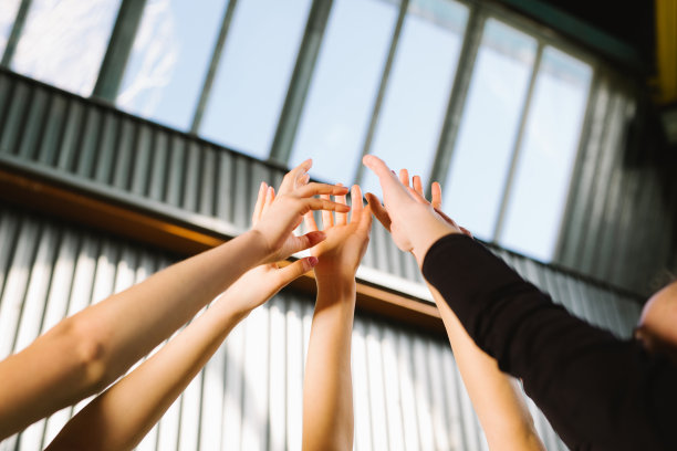 团队合作的概念形象，一群人举起他们的手，并把他们放在一起，他们的手的近景。为新项目做好准备图片下载