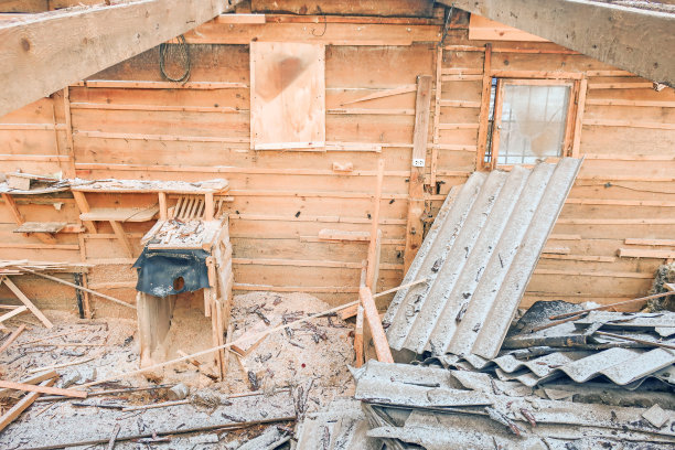 这是一间废弃的木屋，屋顶破了图片下载