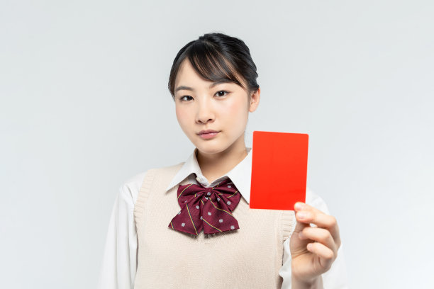 亚洲女学生拿着红牌。图片下载