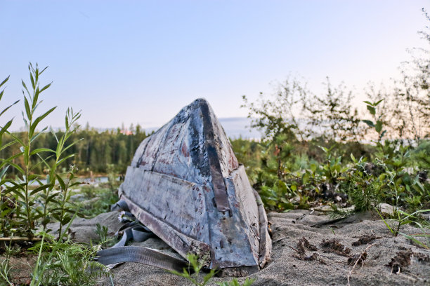 俄罗斯西伯利亚河岸沙滩上的旧渔船。图片下载