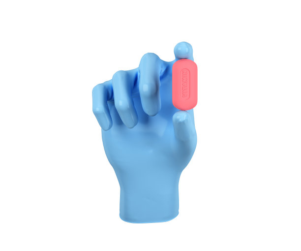 医用手套的形状，手持一粒药丸与铭文维生素3d渲染在白色图片下载