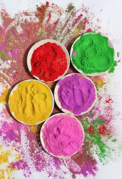 印度胡里节的颜色或Gulal在盘子孤立的彩色背景，节日的颜色，墙纸和背景图片下载