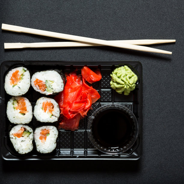 的寿司。寿司。在黑色背景的塑料盒寿司图片下载