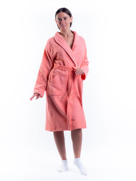 在孤立的白色背景上穿着浴袍的女人，脸上带着微笑。图片下载