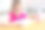 一个小女孩坐在桌子旁，在笔记本上写作业。时间学习。孩子在家里学习。图片下载