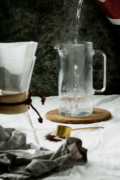 用滴管准备过滤咖啡图片下载