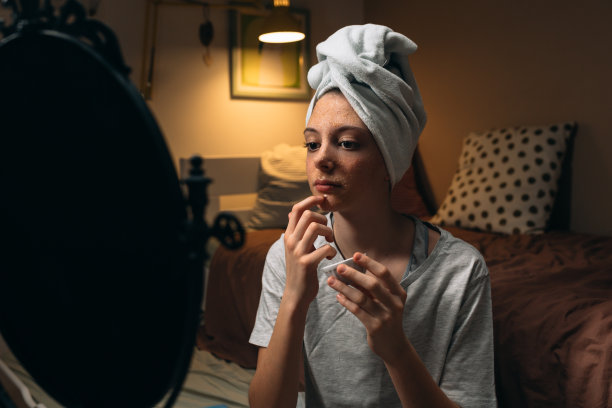 女孩在房间里敷面膜图片下载