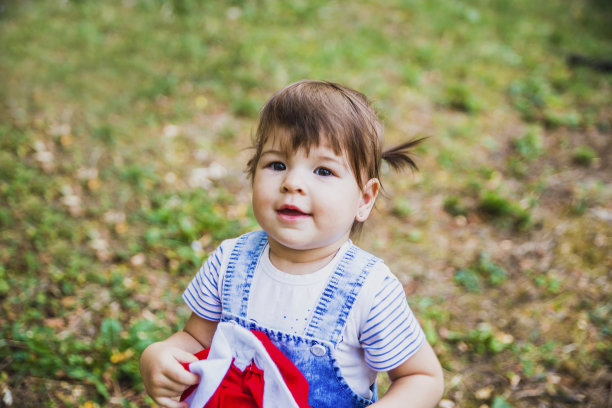 户外可爱的小女孩图片下载