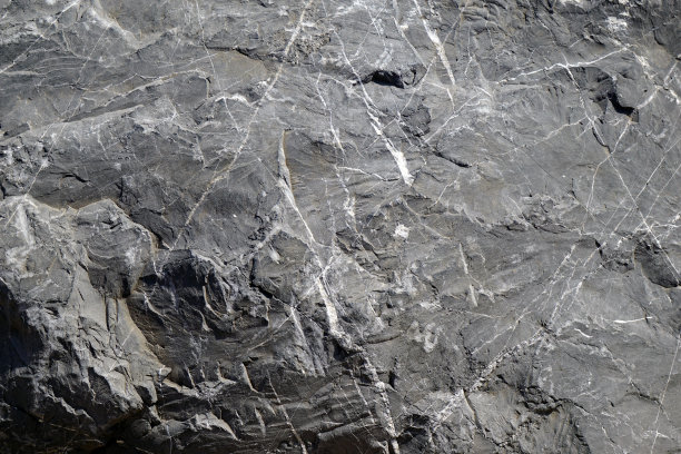 海岸边的石头纹理。灰色带白色细条纹。高质量的照片图片下载